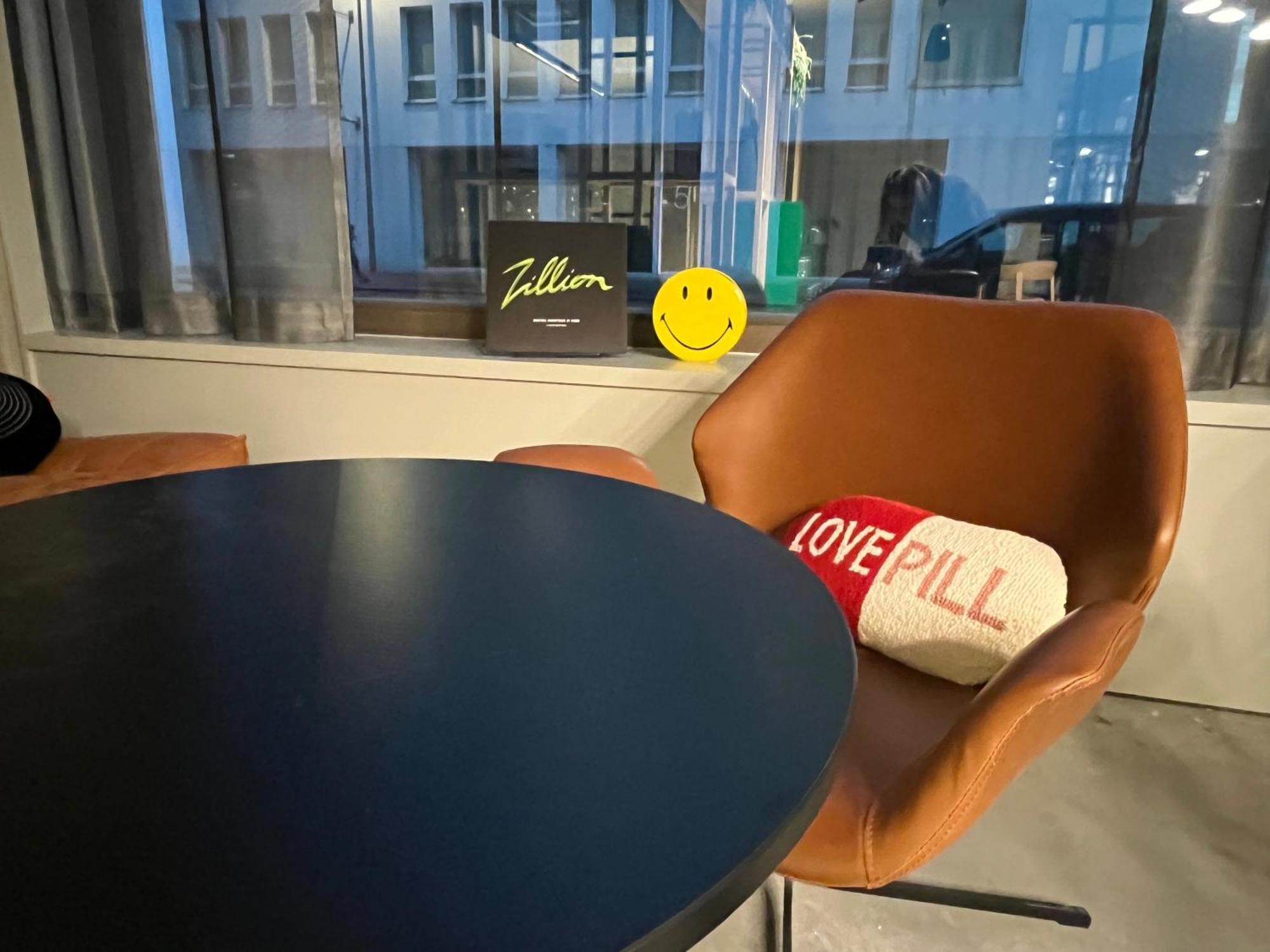 Hotel Moxy Antwerpia Zewnętrze zdjęcie